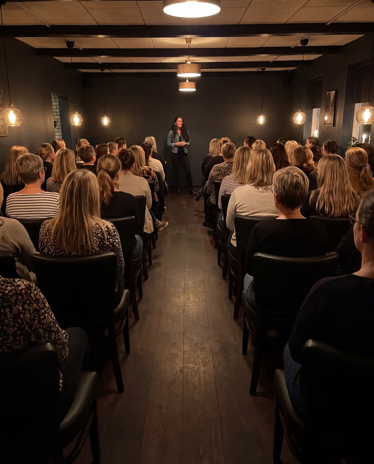 Rikke Rostholm foran et fuldt hus til en klarsynsaften